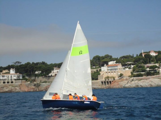 escolares disfrutando de la vela